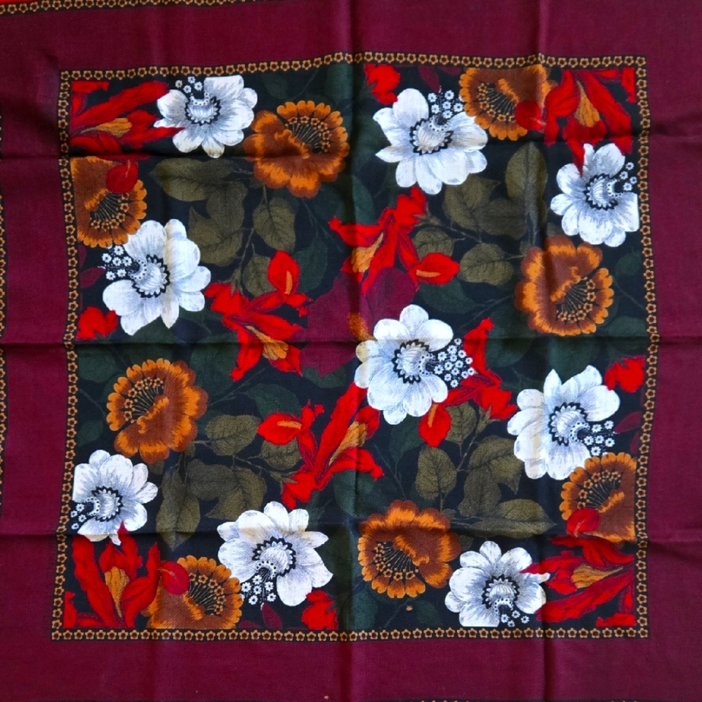 VINTAGE Adrienne Vittadini 100% Wool scarf Bold Floral 30"x30"      (BIN 008)